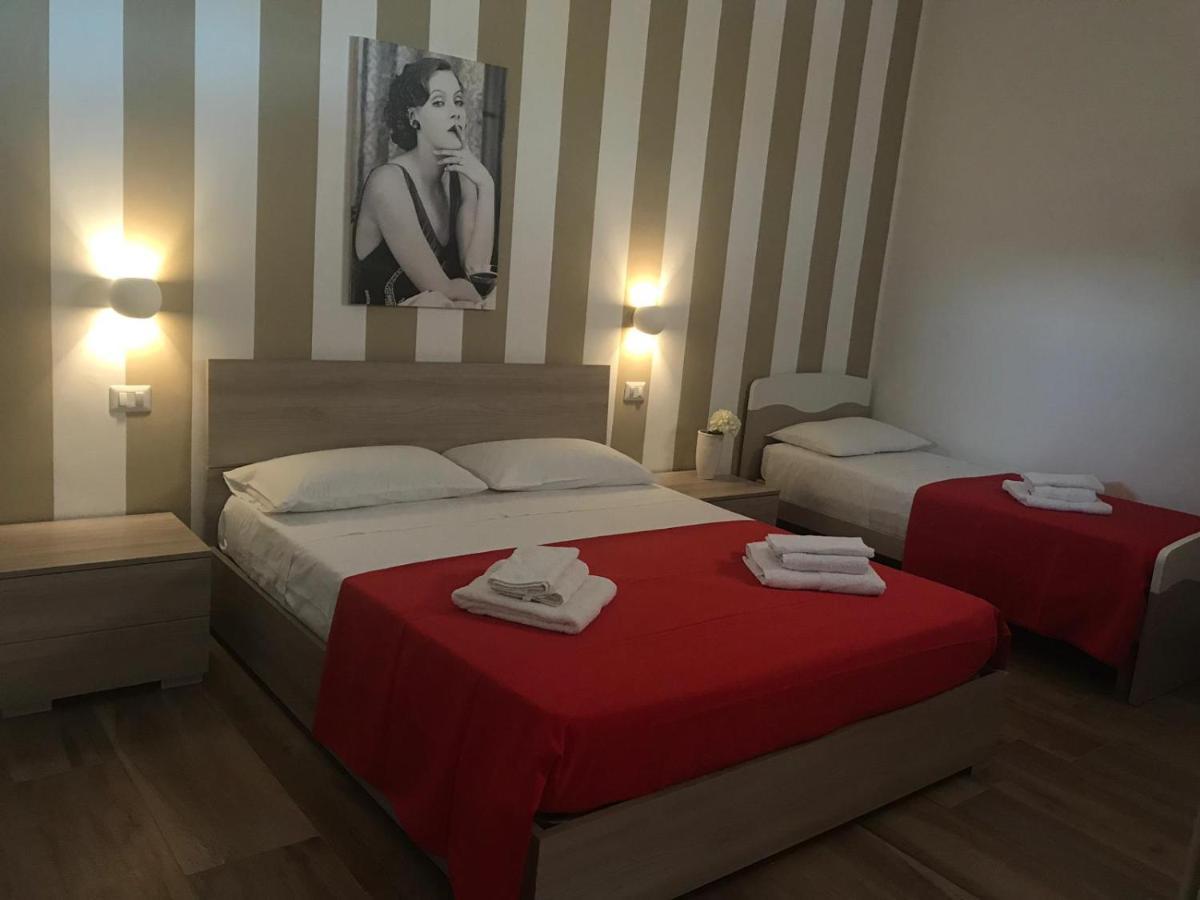 B&B Hollywood - Parcheggio Privato Porto Cesareo Exterior photo