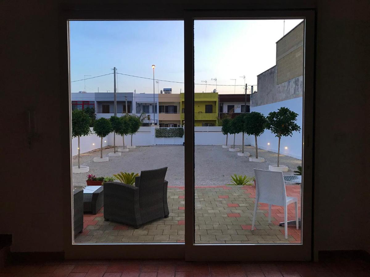 B&B Hollywood - Parcheggio Privato Porto Cesareo Exterior photo